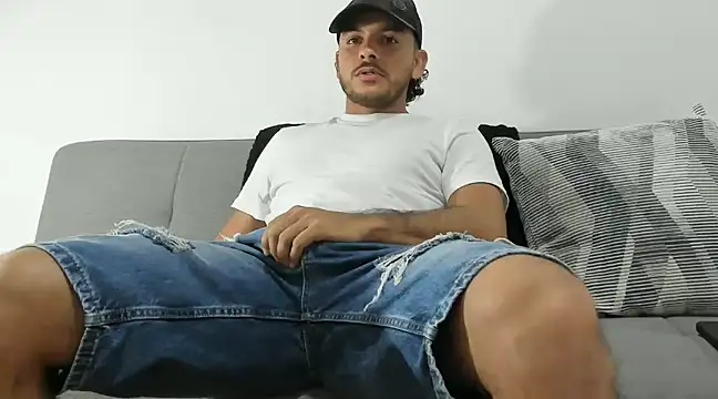 tuyo1995 online show from 12-15-24, 01:13