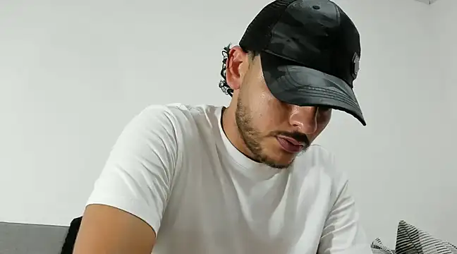 tuyo1995 online show from 12-15-24, 04:18