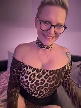 Snapshot of German_Milf chatting on 02-18-25, 06:15 German Milf online show from 02-18-25, 06:15