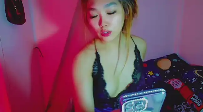 Snapshot of TR4NSCUTI3 chatting on 12-04-24, 10:19 TR4NSCUTI3 online show from 12-04-24, 10:19