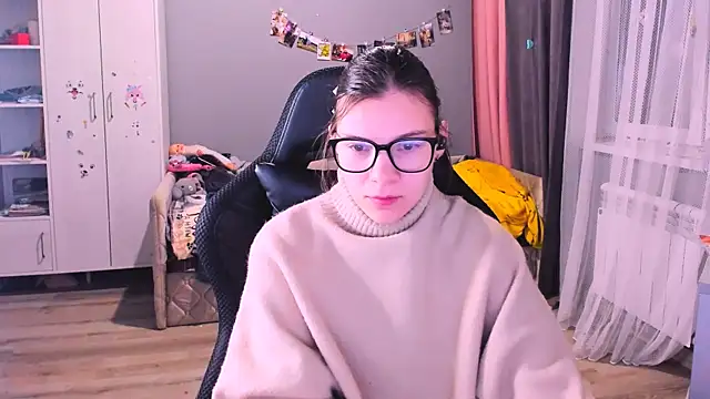 MollyLollipop online show from 12-16-25, 01:43