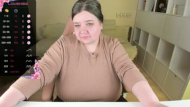 Snapshot of PlumPie chatting on 10-19-25, 01:23 PlumPie online show from 10-19-25, 01:23