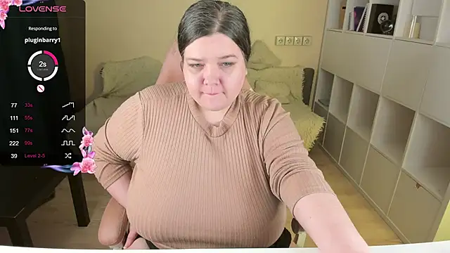 Snapshot of PlumPie chatting on 11-08-25, 11:03 PlumPie online show from 11-08-25, 11:03