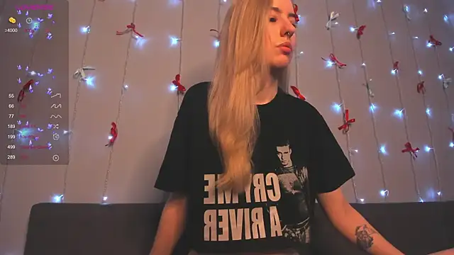 Snapshot of Fire_moth chatting on 01-19-26, 06:17 Fire moth online show from 01-19-26, 06:17