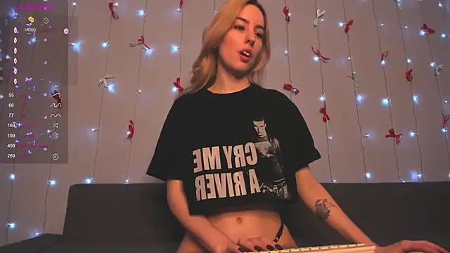 Snapshot of Fire_moth chatting on 02-17-26, 07:38 Fire moth online show from 02-17-26, 07:38