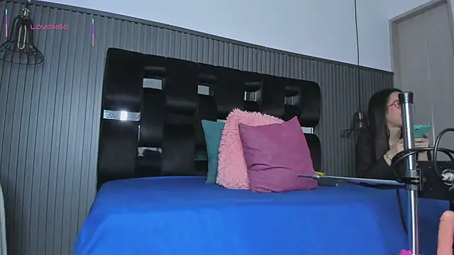 Snapshot of levana1 chatting on 10-23-25, 02:00 levana1 online show from 10-23-25, 02:00