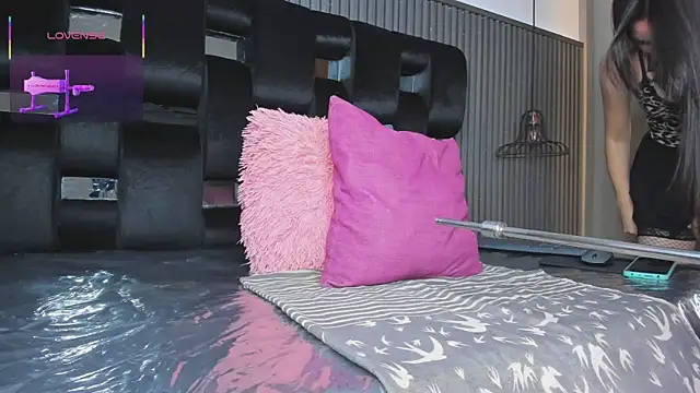 Snapshot of levana1 chatting on 10-24-25, 03:03 levana1 online show from 10-24-25, 03:03