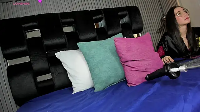 Snapshot of levana1 chatting on 11-13-25, 09:36 levana1 online show from 11-13-25, 09:36