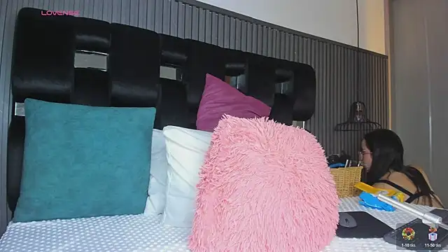 Snapshot of levana1 chatting on 12-02-25, 12:16 levana1 online show from 12-02-25, 12:16