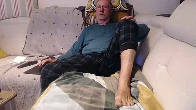 Snapshot of Nudelschwanz chatting on 05-17-26, 03:26 Nudelschwanz online show from 05-17-26, 03:26