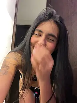 Snapshot of DaphneUwu chatting on 07-23-26, 01:58 DaphneUwu online show from 07-23-26, 01:58