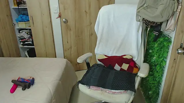 Snapshot of Neerea chatting on 10-17-25, 12:36 Neerea online show from 10-17-25, 12:36