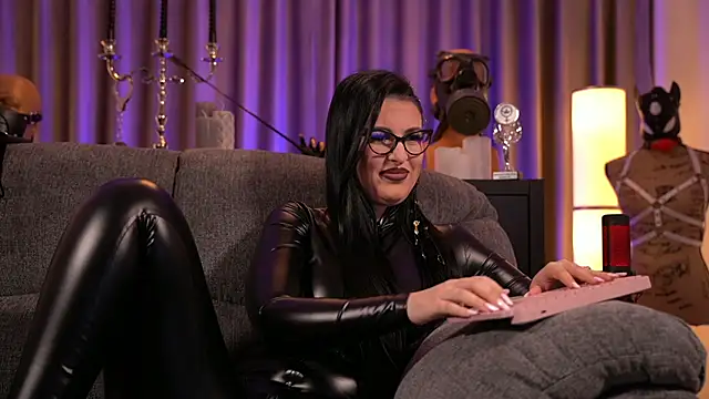 Snapshot of kelly_kent chatting on 12-13-24, 02:10 kelly kent online show from 12-13-24, 02:10
