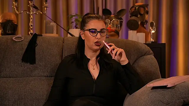 Snapshot of kelly_kent chatting on 09-20-25, 12:11 kelly kent online show from 09-20-25, 12:11