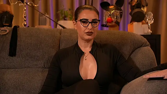 Snapshot of kelly_kent chatting on 11-17-25, 12:49 kelly kent online show from 11-17-25, 12:49