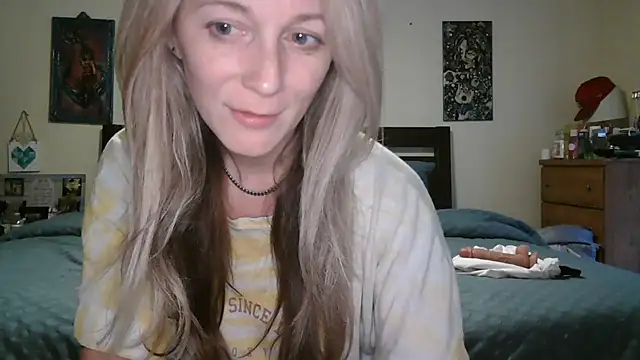 Snapshot of Heyitsmee33 chatting on 06-03-26, 10:40 Heyitsmee33 online show from 06-03-26, 10:40