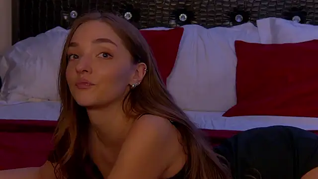 Snapshot of VirginieCruz chatting on 01-27-25, 11:43 VirginieCruz online show from 01-27-25, 11:43