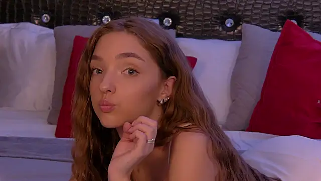 Snapshot of VirginieCruz chatting on 03-17-25, 08:40 VirginieCruz online show from 03-17-25, 08:40