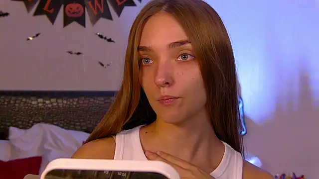 Snapshot of VirginieCruz chatting on 10-28-25, 07:27 VirginieCruz online show from 10-28-25, 07:27