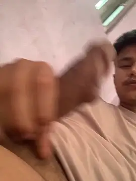 Hullax online show from 04-18-26, 03:21