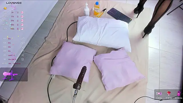 Isabella Daniell online show from 12-18-25, 04:07