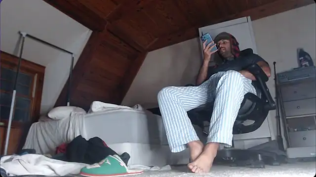 Snapshot of cashmasterzobistone chatting on 01-13-26, 01:44 cashmasterzobistone online show from 01-13-26, 01:44