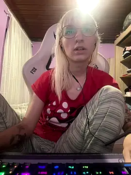 Snapshot of bunnydark00 chatting on 11-04-25, 01:27 bunnydark00 online show from 11-04-25, 01:27