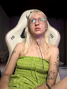 Snapshot of bunnydark00 chatting on 11-06-25, 12:55 bunnydark00 online show from 11-06-25, 12:55