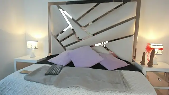 Snapshot of Naughty__Mom chatting on 12-29-24, 07:06 Naughty Mom online show from 12-29-24, 07:06