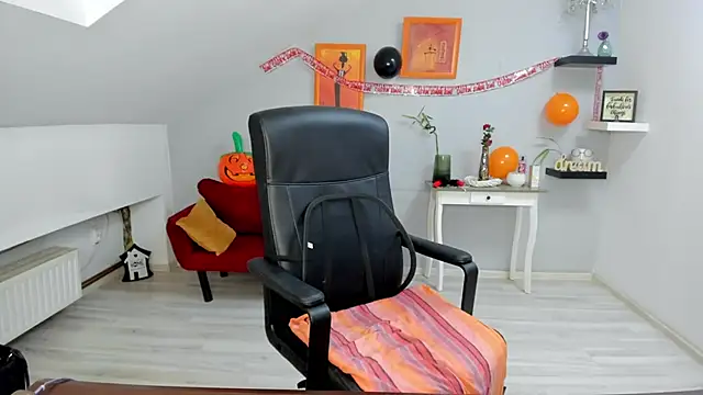 LollaGirl online show from 10-28-25, 04:27