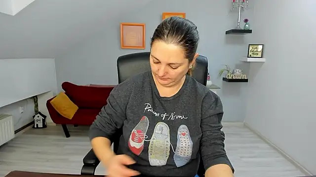 LollaGirl online show from 02-03-26, 04:10