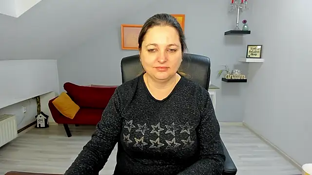 LollaGirl online show from 02-05-26, 04:17