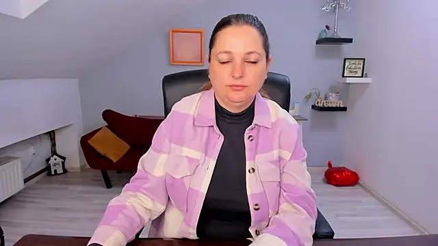 LollaGirl online show from 03-18-26, 04:15