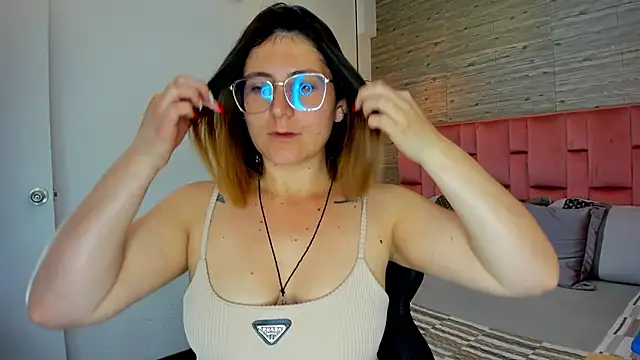 SarahDeyvis online show from 10-28-25, 04:20