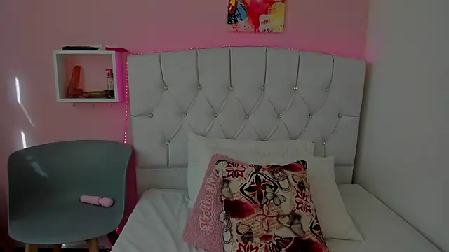 Snapshot of 18candys chatting on 01-13-25, 08:37 18candys online show from 01-13-25, 08:37