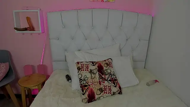 Snapshot of 18candys chatting on 02-13-25, 10:43 18candys online show from 02-13-25, 10:43