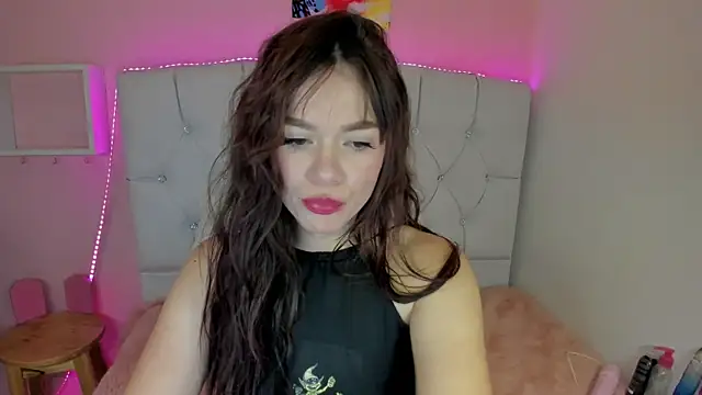 Snapshot of 18candys chatting on 02-19-25, 01:18 18candys online show from 02-19-25, 01:18