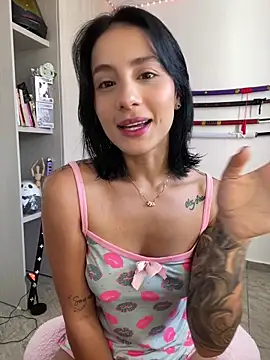 Snapshot of Ale_Lewis chatting on 03-07-25, 02:01 Ale Lewis online show from 03-07-25, 02:01