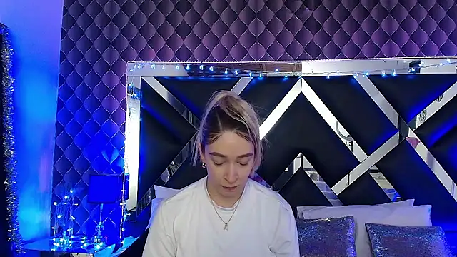 victoriaa lee  online show from 01-08-26, 06:54