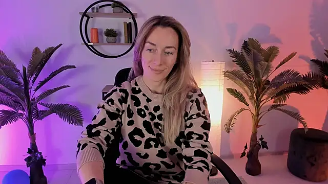 Snapshot of RebeccaMartinez chatting on 01-24-25, 12:20 RebeccaMartinez online show from 01-24-25, 12:20