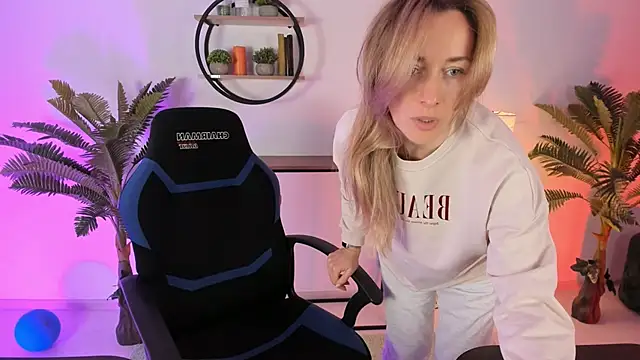 Snapshot of RebeccaMartinez chatting on 02-28-25, 05:37 RebeccaMartinez online show from 02-28-25, 05:37