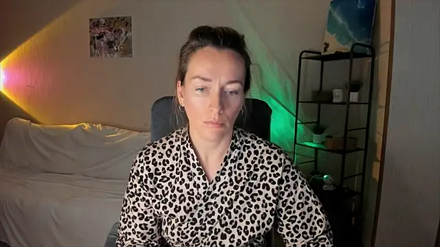 Snapshot of RebeccaMartinez chatting on 10-24-25, 09:28 RebeccaMartinez online show from 10-24-25, 09:28