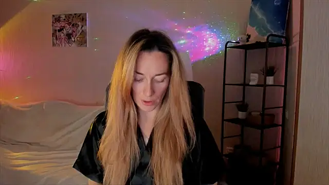 Snapshot of RebeccaMartinez chatting on 11-17-25, 10:32 RebeccaMartinez online show from 11-17-25, 10:32