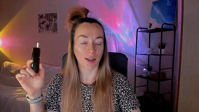 Snapshot of RebeccaMartinez chatting on 12-15-25, 06:06 RebeccaMartinez online show from 12-15-25, 06:06