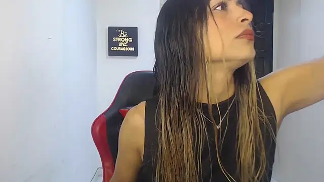 Snapshot of Liamiler01_ chatting on 11-19-25, 01:11 Liamiler01 online show from 11-19-25, 01:11