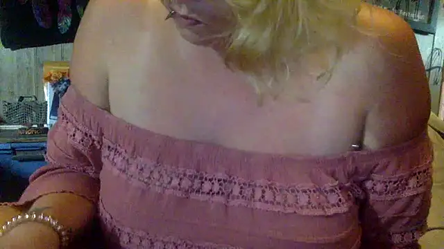 Snapshot of TrashleyRosebud chatting on 06-28-26, 05:30 TrashleyRosebud online show from 06-28-26, 05:30
