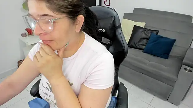 Snapshot of BellaFlaming chatting on 02-17-25, 11:44 BellaFlaming online show from 02-17-25, 11:44