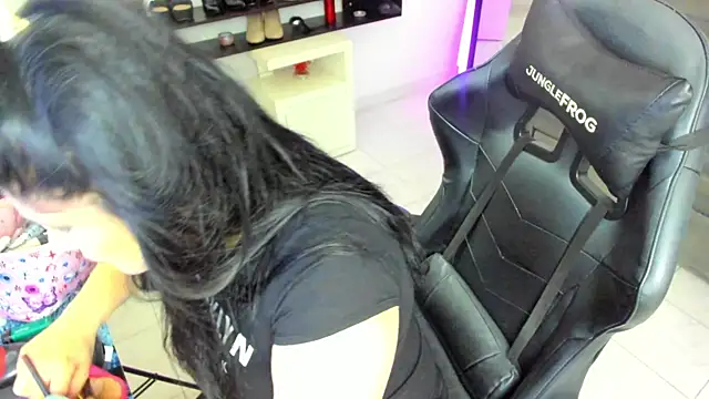 Snapshot of BellaFlaming chatting on 11-26-25, 11:22 BellaFlaming online show from 11-26-25, 11:22