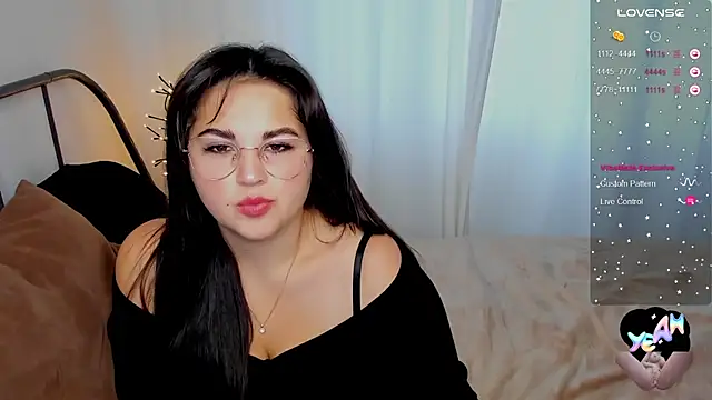 Snapshot of Talla_a chatting on 10-27-25, 12:20 Talla a online show from 10-27-25, 12:20