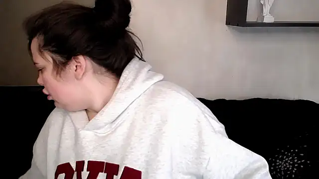 Emily Mo online show from 10-28-25, 08:40